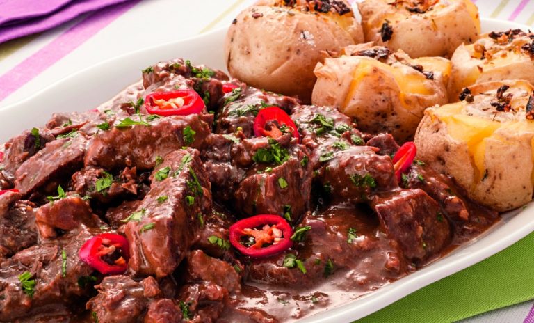 Carne picante com batata ao murro