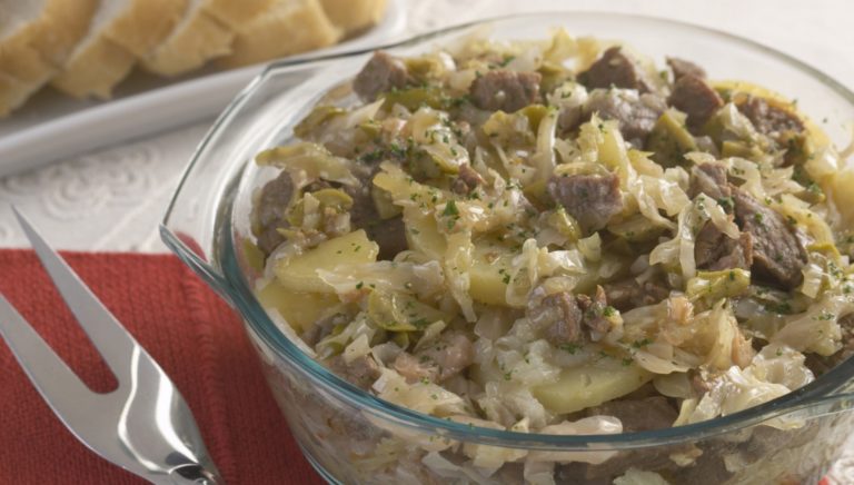 Carne de panela com batata e repolho