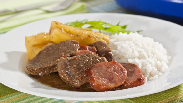 Carne de panela com mandioca e linguiça