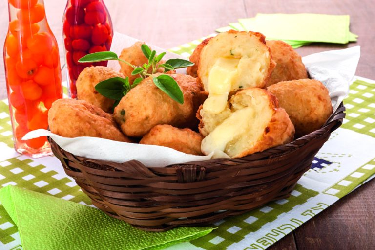 Bolinho de Aipim com Queijo