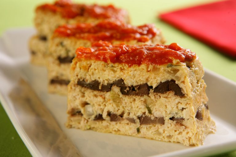 Bolo de frango com requeijão e azeitonas