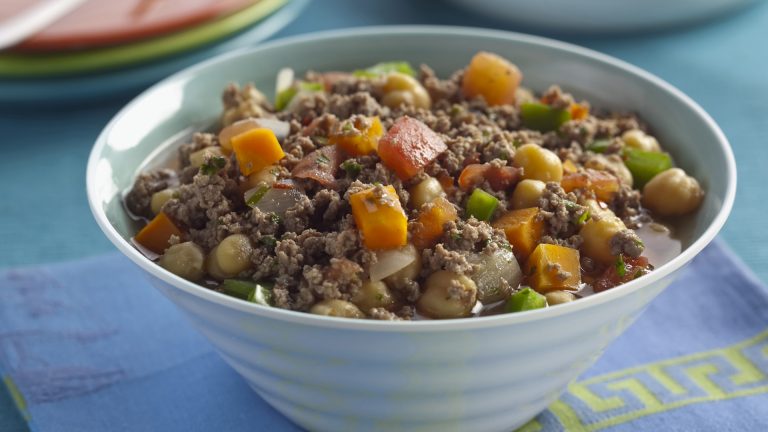 Ensopado de carne com grão-de-bico e legumes