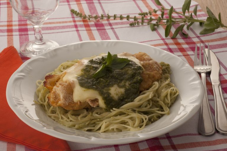 Frango à Milanesa com Molho ao Pesto