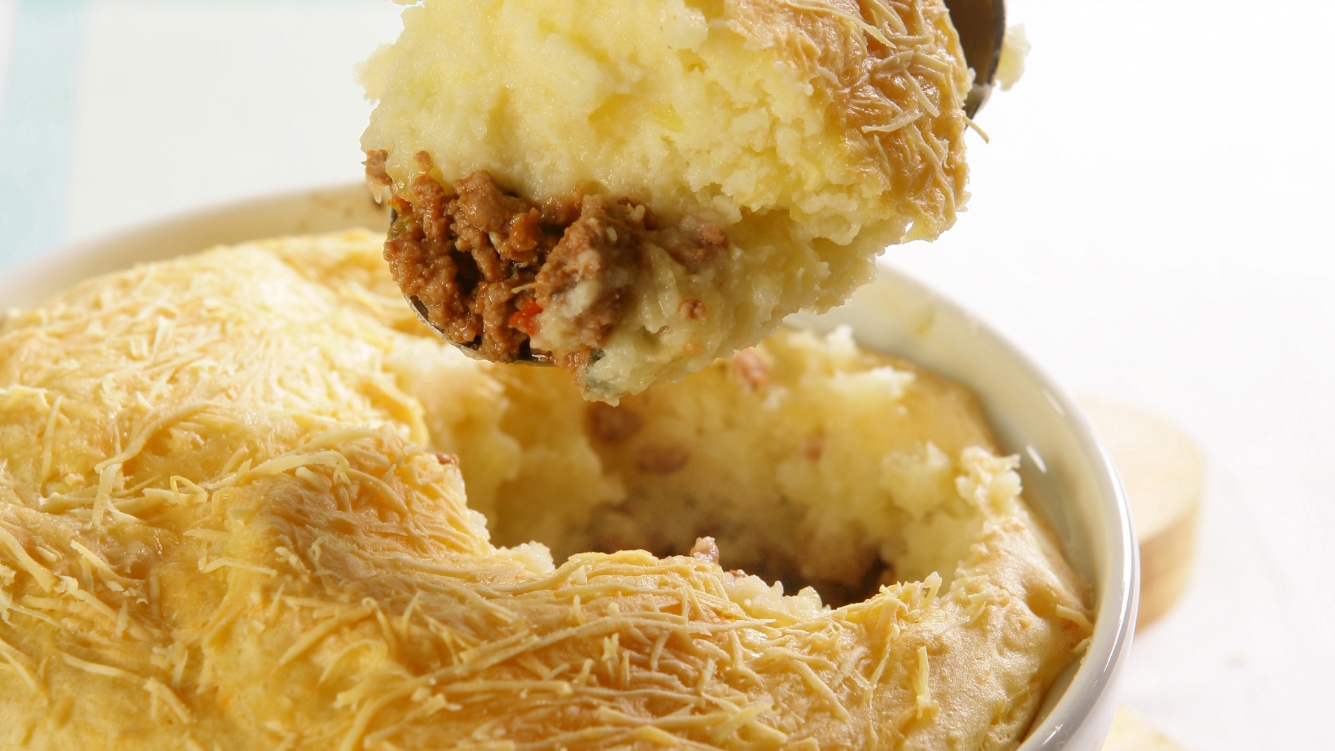 Gratinado de mandioca com carne moída