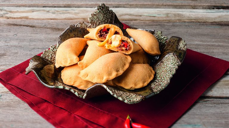 Pastel de fubá com carne-seca e queijo