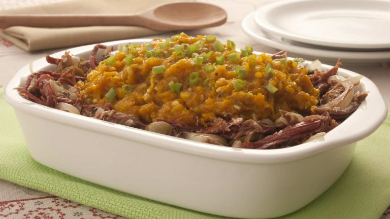 Carne-seca desfiada com purê de abóbora