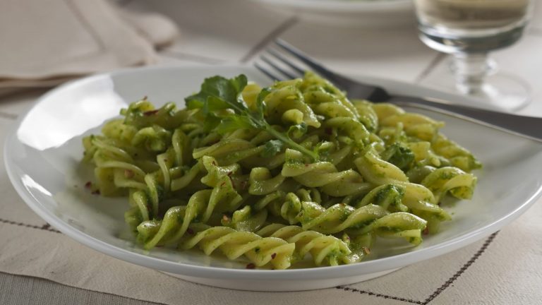 Macarrão com molho cremoso de rúcula