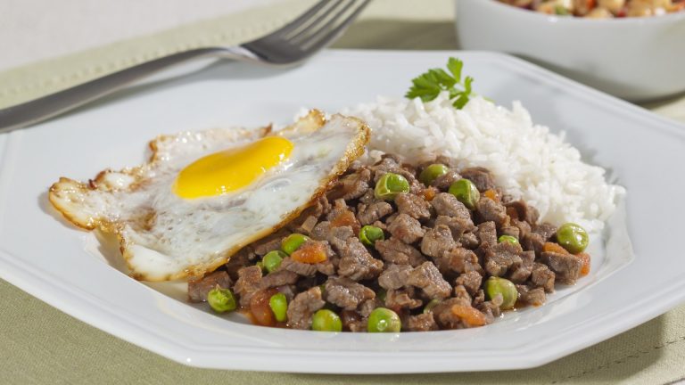 Picadinho com ovo frito e mexido de banana