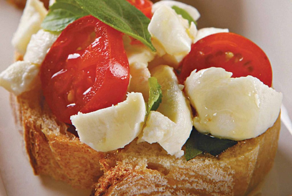 Foto de Torrada de tomate e mussarela de búfala