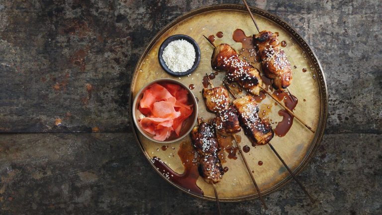 Espetinhos de carne com tempero asiático